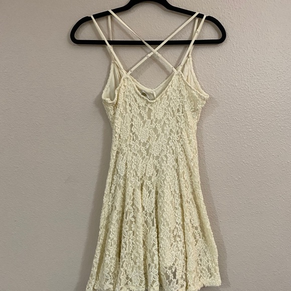 AE Lace Dress - Picture 4 of 5